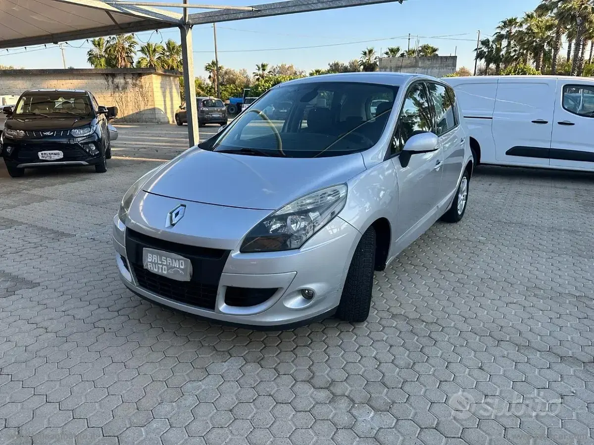 Usata Renault Scénic 110 CV (80 kW) 2010 Argento Monovolume