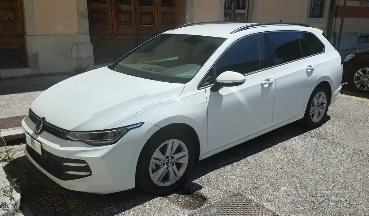 Usata VW Golf VIII Life 115 CV (84 kW) 2024 Bianco Station wagon