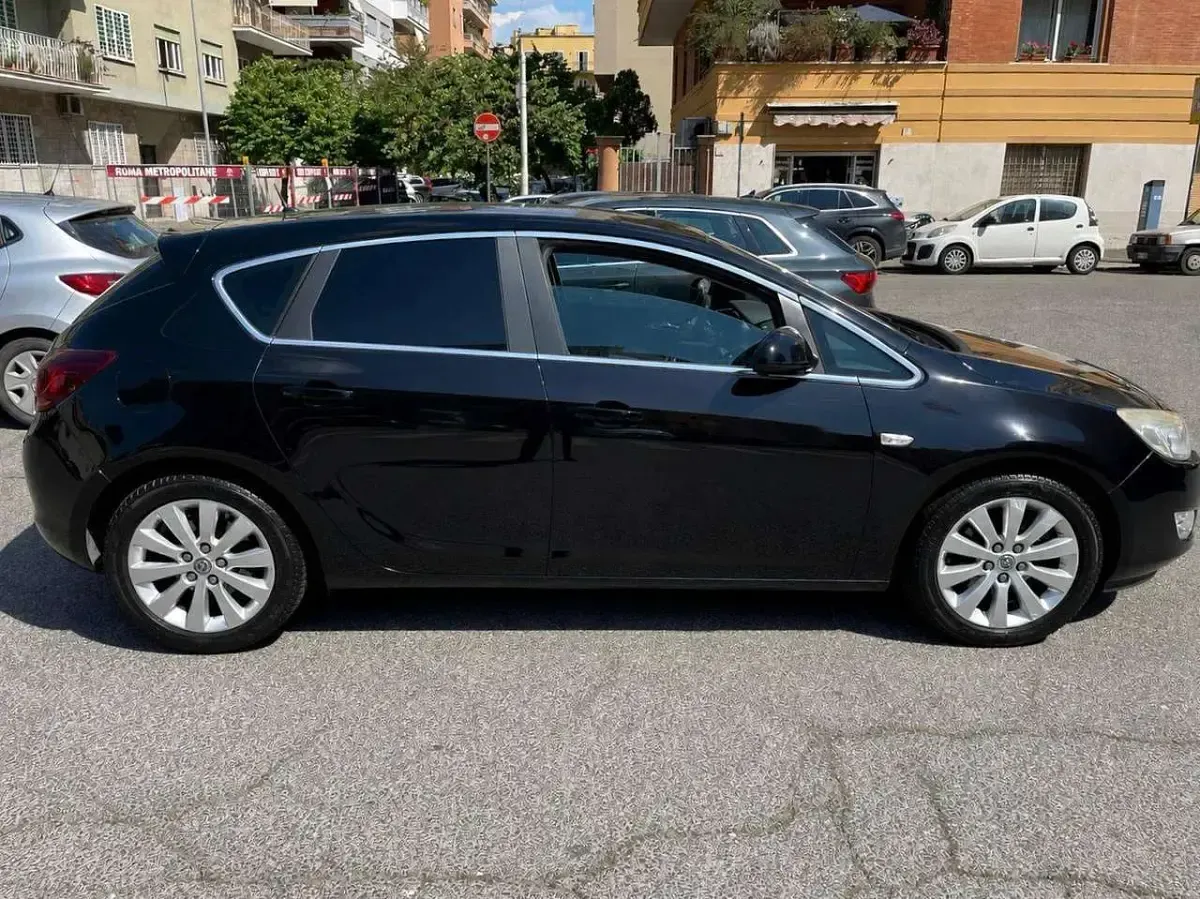 Usata Opel Astra Cosmo 110 CV (80 kW) 2010 Nero Berlina