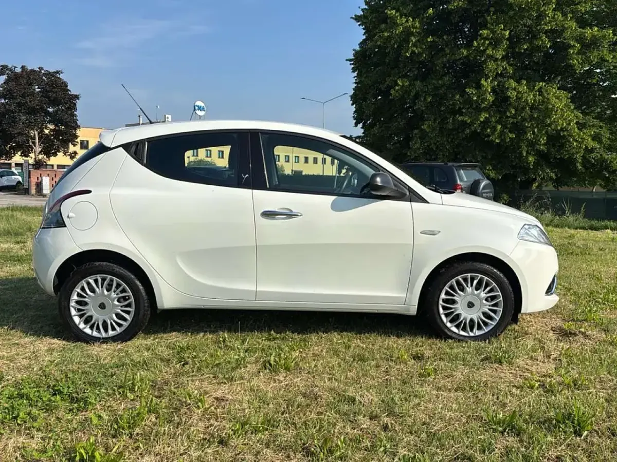 Usata Lancia Ypsilon Silver 69 CV (50 kW) 2017 Bianco Utilitaria