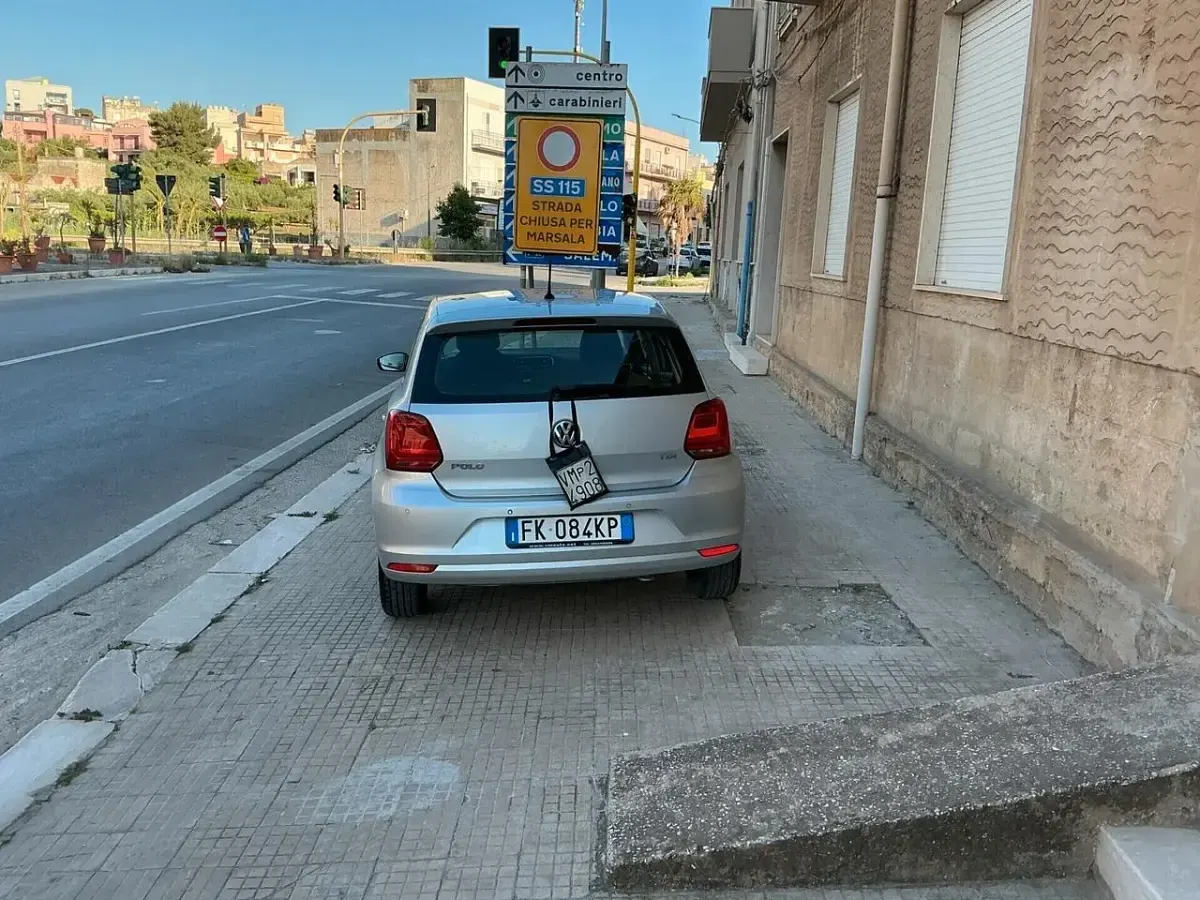 Usata VW Polo Trendline 75 CV (55 kW) 2017 Argento Berlina