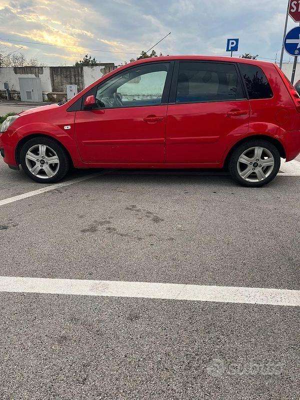 Begagnad Ford Fiesta Ghia 90 HK (66 kW) 2008 Röd Halvkombi