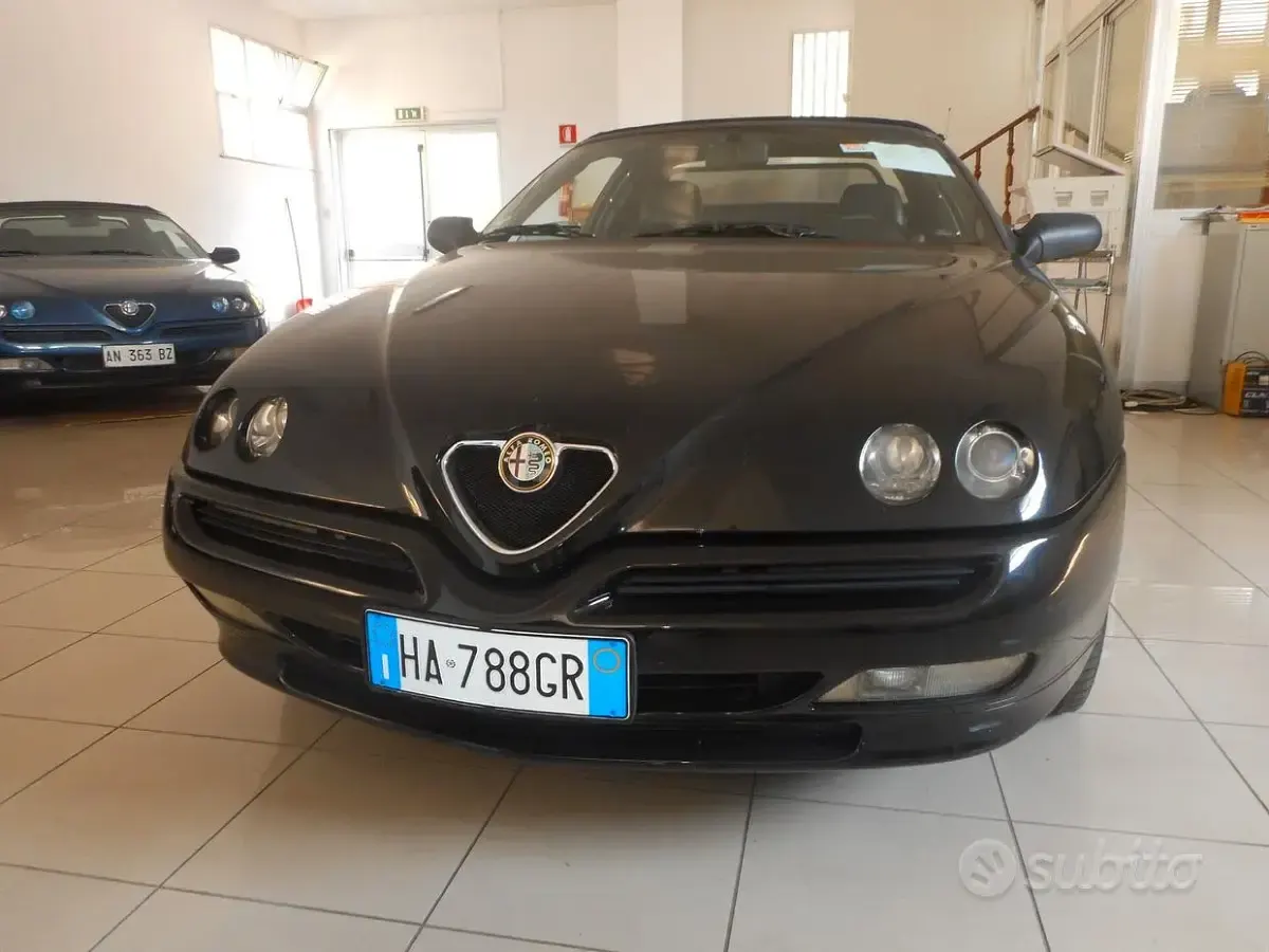 Usata Alfa Romeo Spider 155 CV (114 kW) 1999 Nero Cabrio