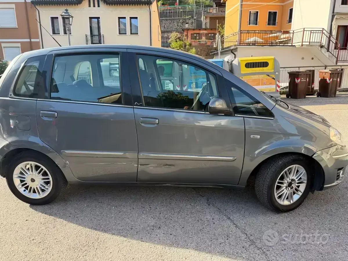 Gebraucht Lancia Musa Gold 95 PS (69 kW) 2011 Grau Van / Kleinbus