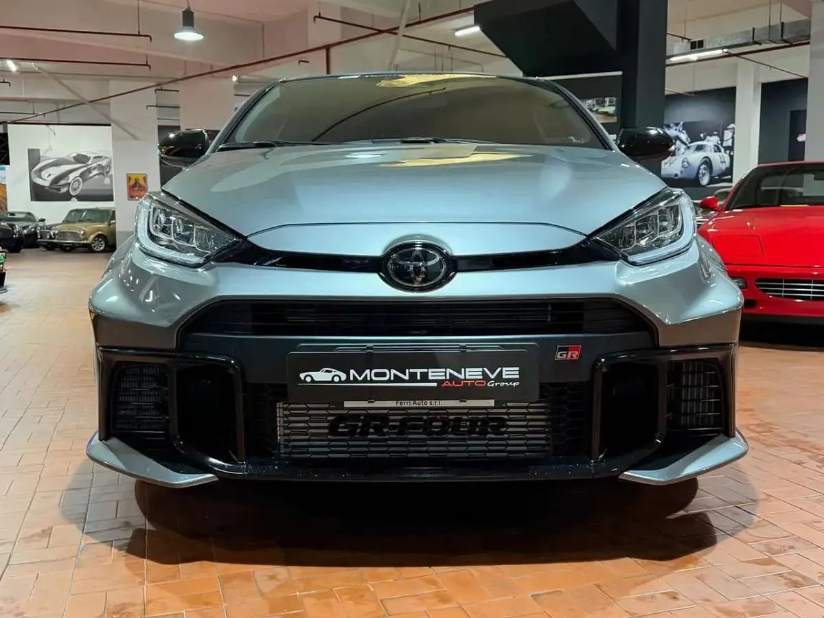 Usata Toyota Yaris 280 CV (205 kW) 2025 Grigio Utilitaria