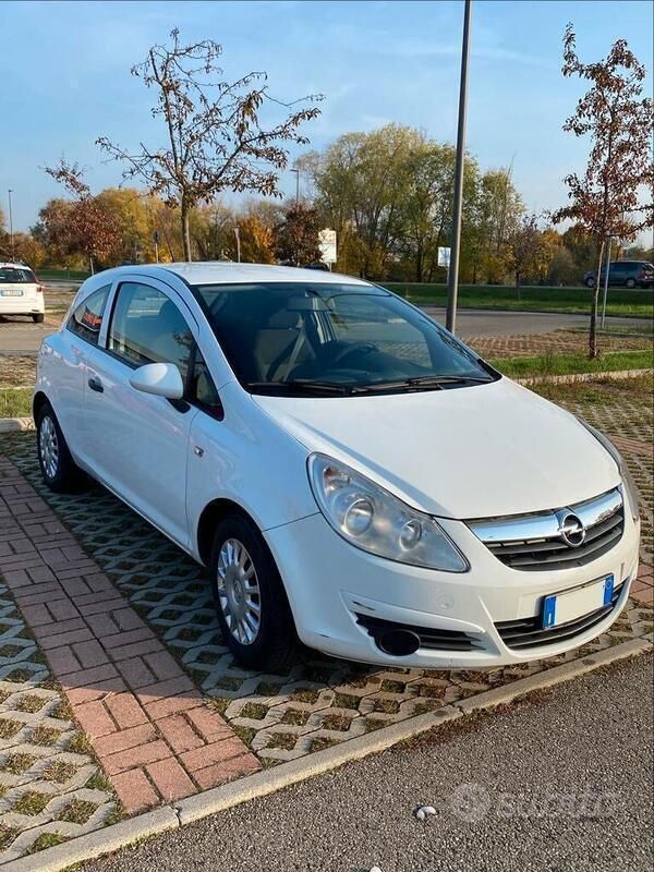 Usata Opel Corsa Edition 75 CV (55 kW) 2011 Bianco Berlina