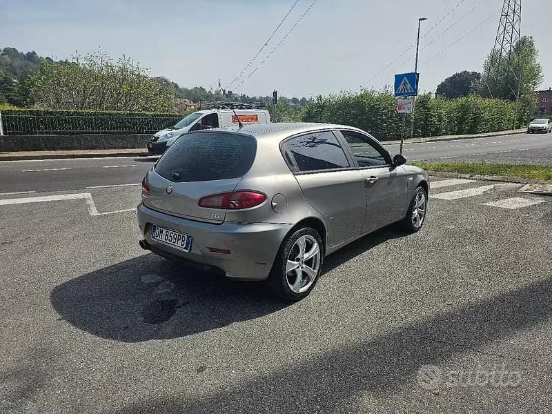 Usata Alfa Romeo 147 120 CV (88 kW) 2006 Grigio Utilitaria