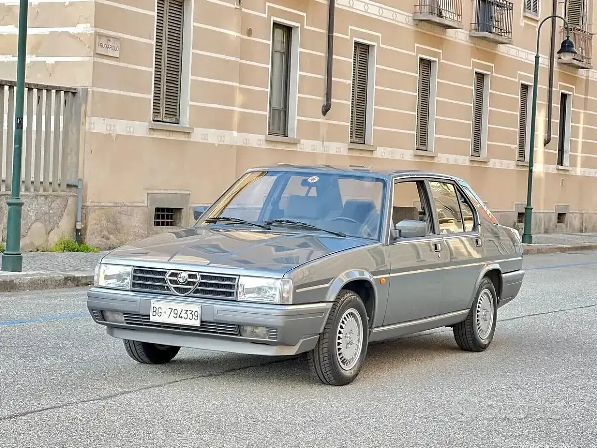 Begagnad Alfa Romeo 90 128 HK (94 kW) 1986 Sedan