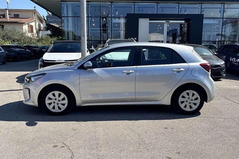 Usado Kia Rio Active 84 HP (61 kW) 2018 Cinzento Sedan