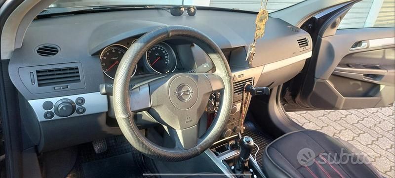 Usata Opel Astra 105 CV (77 kW) 2004 Nero Berlina