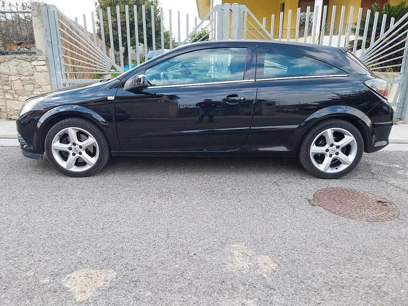 Usata Opel Astra GTC Cosmo 180 CV (132 kW) 2007 Nero Utilitaria