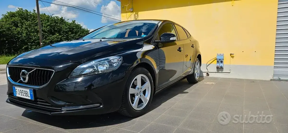 Usata Volvo V40 Business Edition 120 CV (88 kW) 2017 Nero Berlina