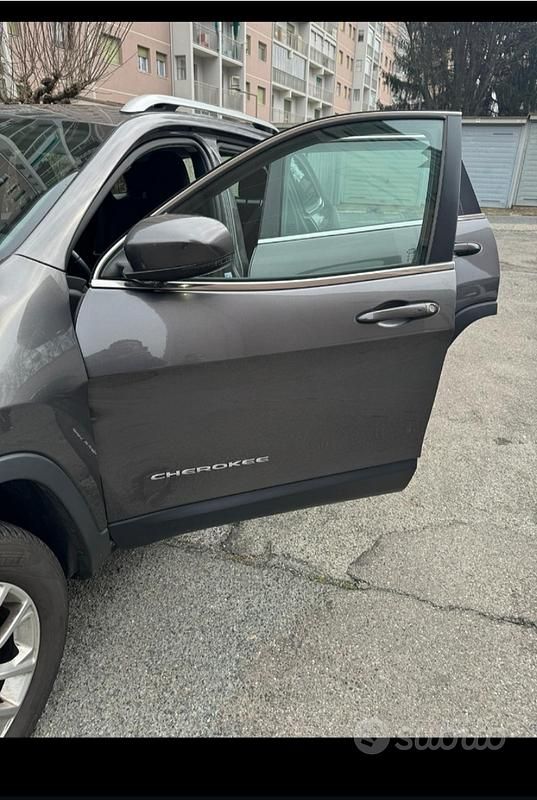 Grigio Usata 2019 Jeep Cherokee SUV | 15.800 € (Buon prezzo) - Immagine 1/4