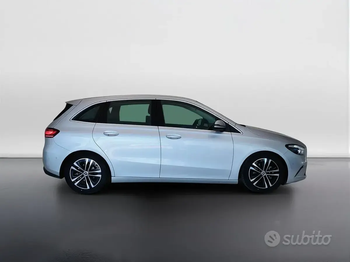 Usata Mercedes B180 Advanced 116 CV (85 kW) 2023 Argento iridio Utilitaria