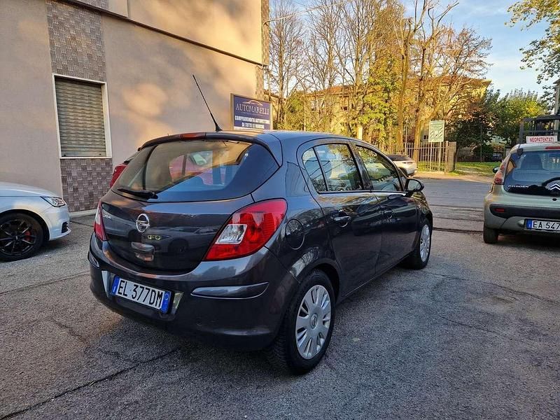 Usata Opel Corsa Cosmo 101 CV (74 kW) 2012 Grigio Berlina