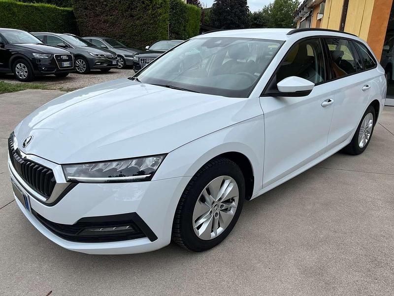 Moon white perlato Usata 2023 Skoda Octavia Style Station wagon | 20.600 € (Ottimo prezzo) - Immagine 1/4