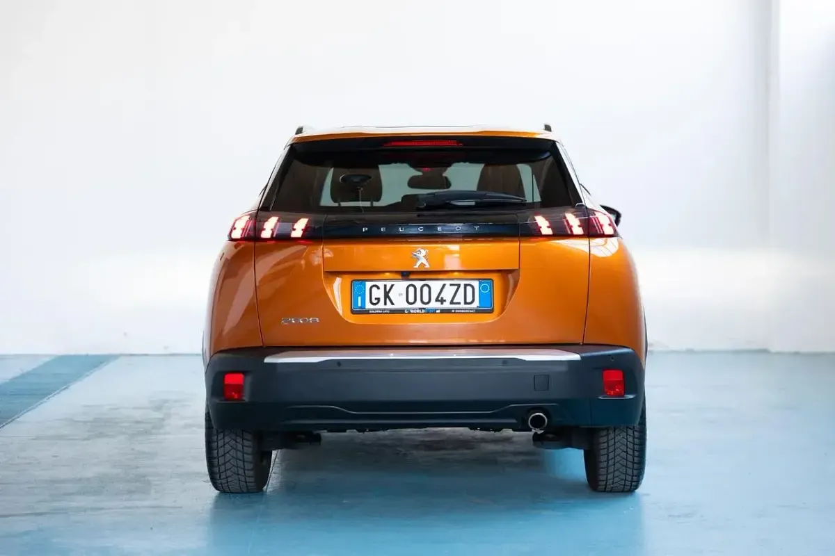 Usata Peugeot 2008 Allure 131 CV (96 kW) 2022 Arancione SUV
