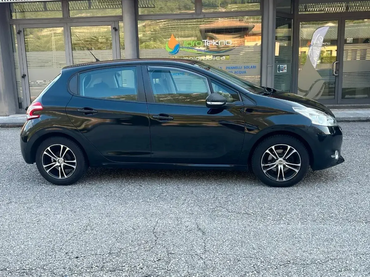 Usata Peugeot 208 Access 82 CV (60 kW) 2013 Nero Utilitaria