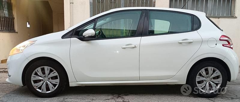Bianco Usata 2014 Peugeot 208 Allure Due volumi | 6300 € (Buon prezzo) - Immagine 1/4