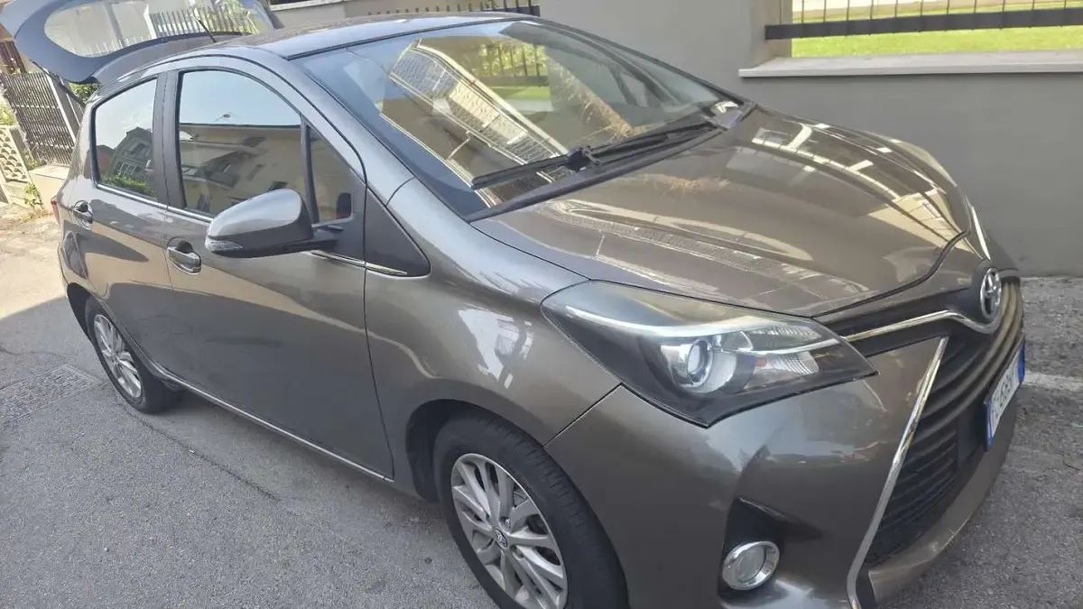 Usata Toyota Yaris Active 69 CV (50 kW) 2016 Grigio Berlina