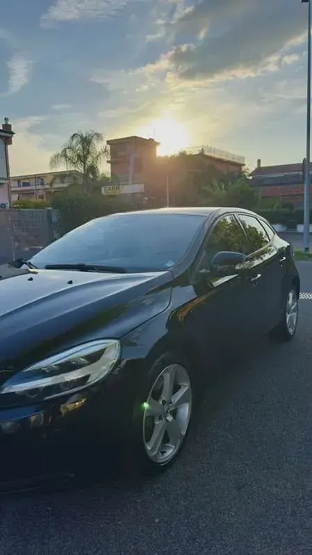 Usata Volvo V40 Kinetic 120 CV (88 kW) 2017 Nero Berlina