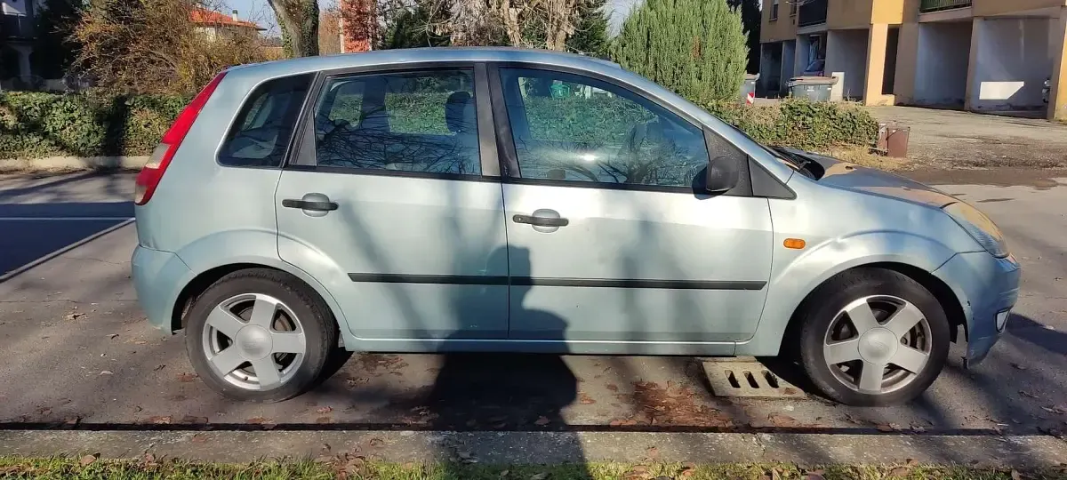 Usata Ford Fiesta Ghia 73 CV (53 kW) 2003 Utilitaria