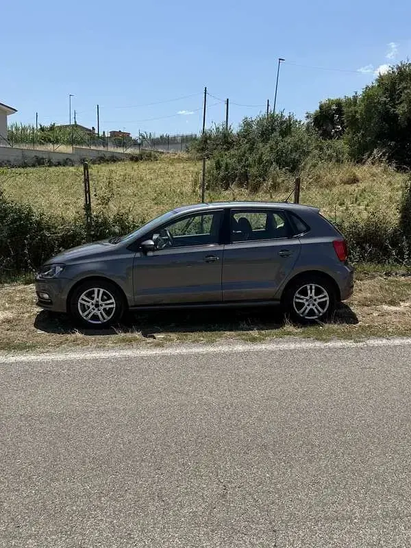 Usata VW Polo Comfortline 75 CV (55 kW) 2016 Grigio Utilitaria
