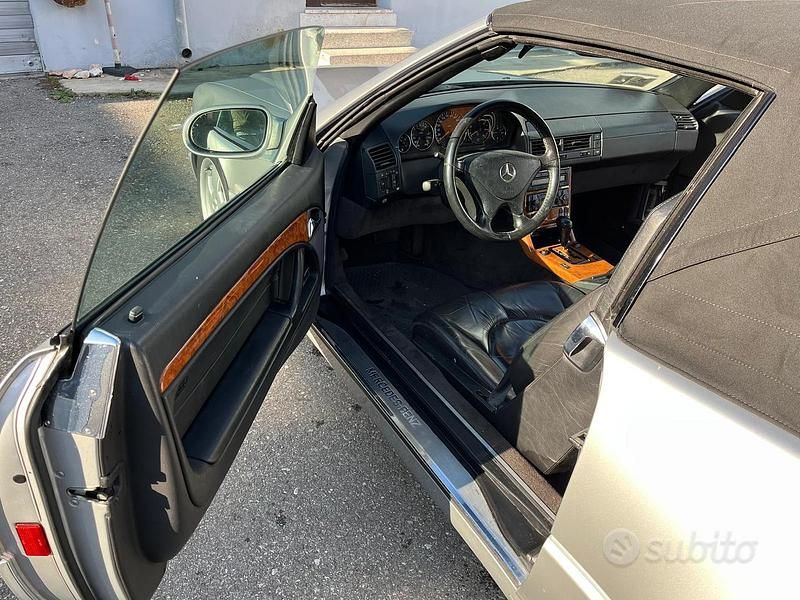 Usata Mercedes SL320 224 CV (164 kW) 2001 Grigio Cabrio