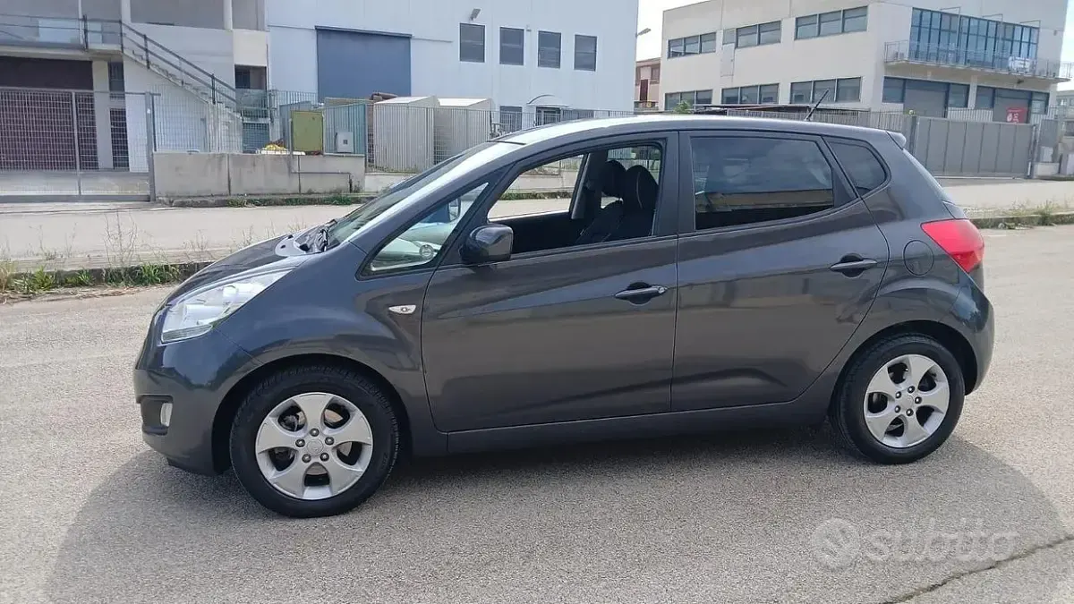 Usata Kia Venga 90 CV (66 kW) 2012 Grigio Utilitaria
