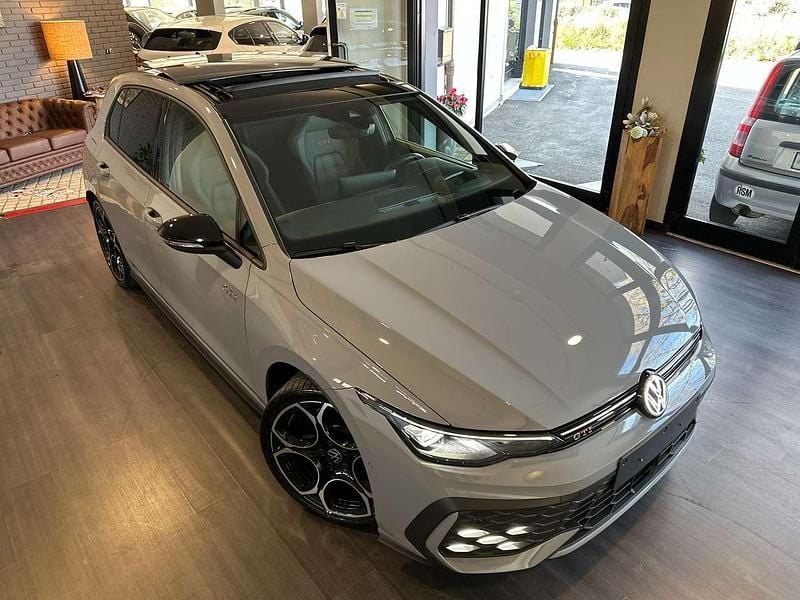 Usata VW Golf VIII GTI 265 CV (194 kW) 2025 Grigio pietra di luna Berlina