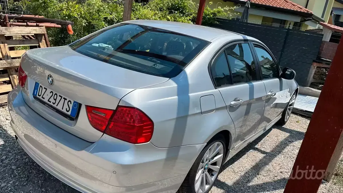Usata BMW 318 143 CV (105 kW) 2010 Grigio Berlina