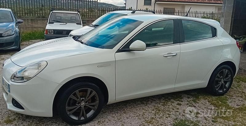 Bianco Usata 2011 Alfa Romeo Giulietta Tre volumi | 5200 € (Cara) - Immagine 1/4