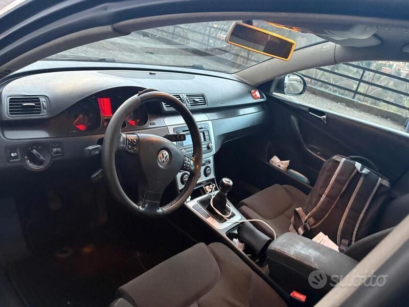 Usata VW Passat 105 CV (77 kW) 2005 Nero Station wagon