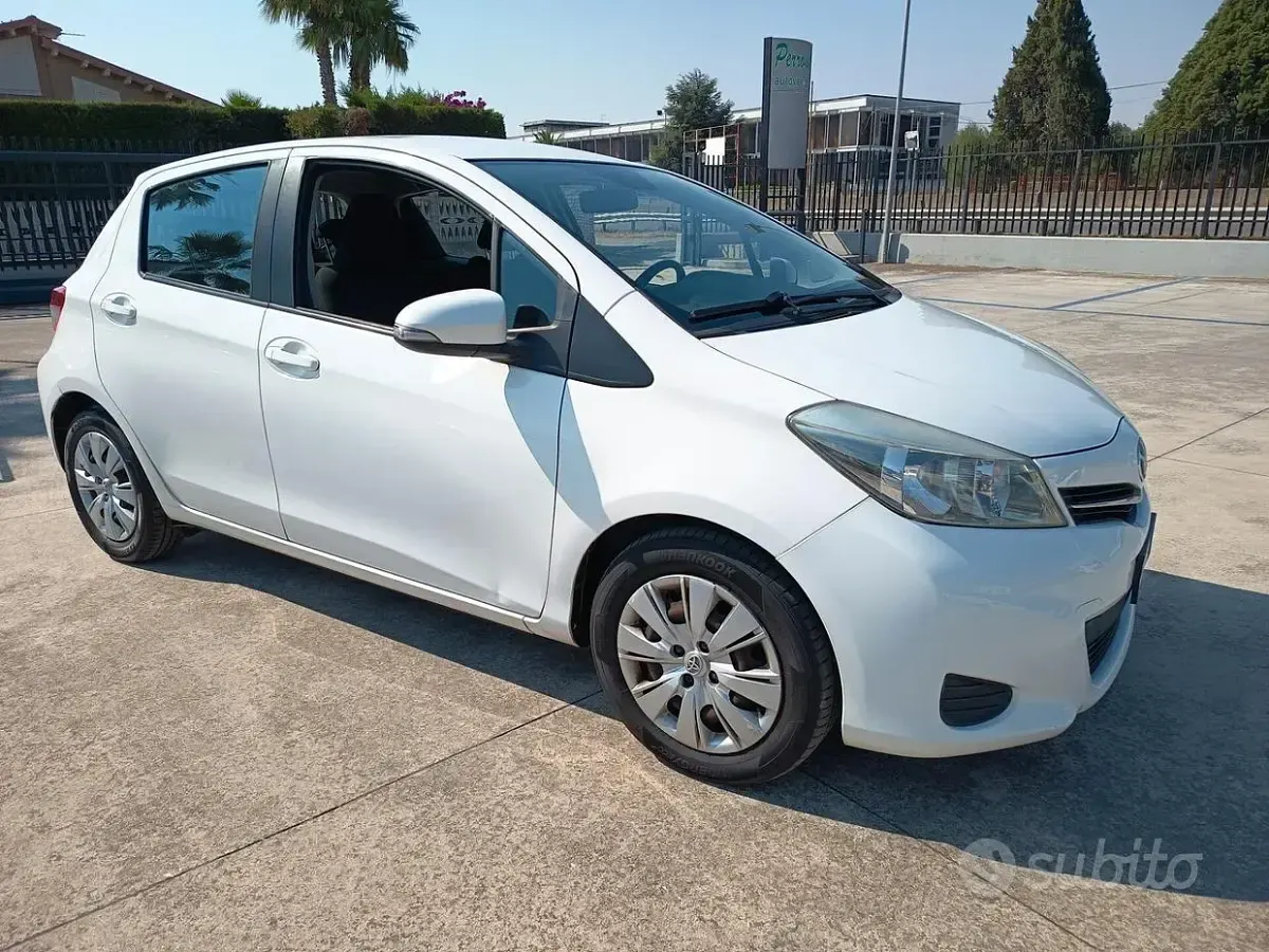 Usata Toyota Yaris Active 90 CV (66 kW) 2012 Bianco Utilitaria