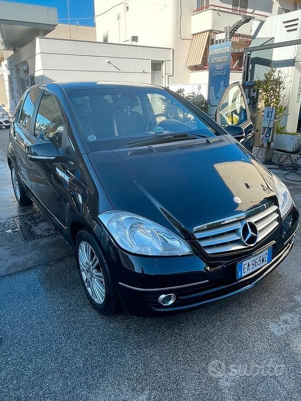 Nero Usata 2010 Mercedes A180 Elegance Tre volumi | 3500 € - Immagine 1/4