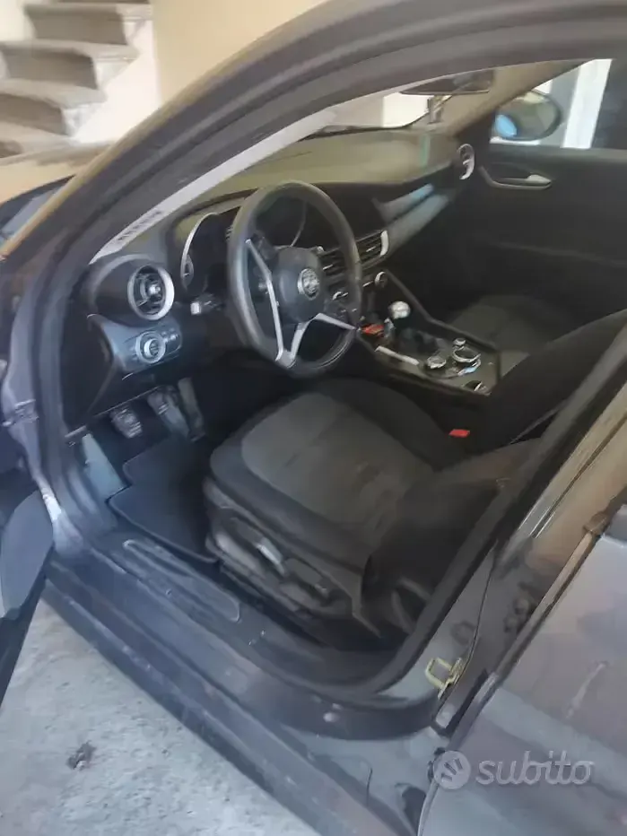 Usata Alfa Romeo Giulia 150 CV (110 kW) 2016 Grigio Berlina