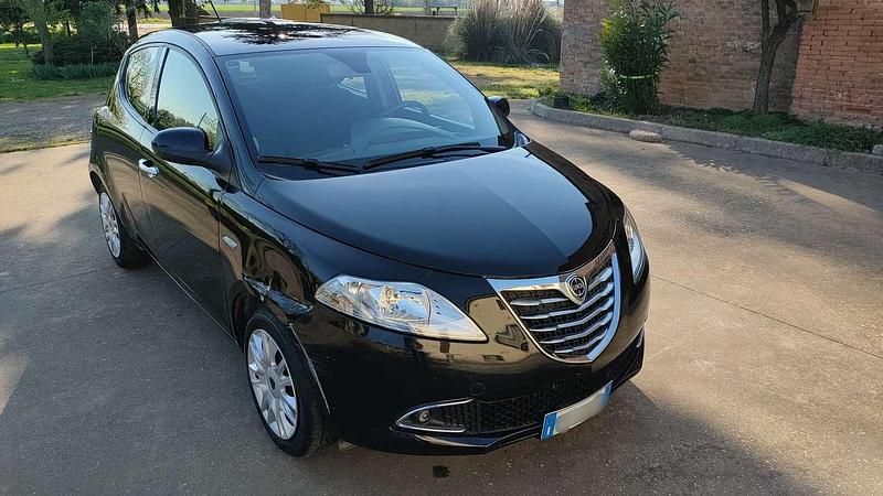 Usata Lancia Ypsilon Silver 69 CV (50 kW) 2015 Nero Utilitaria