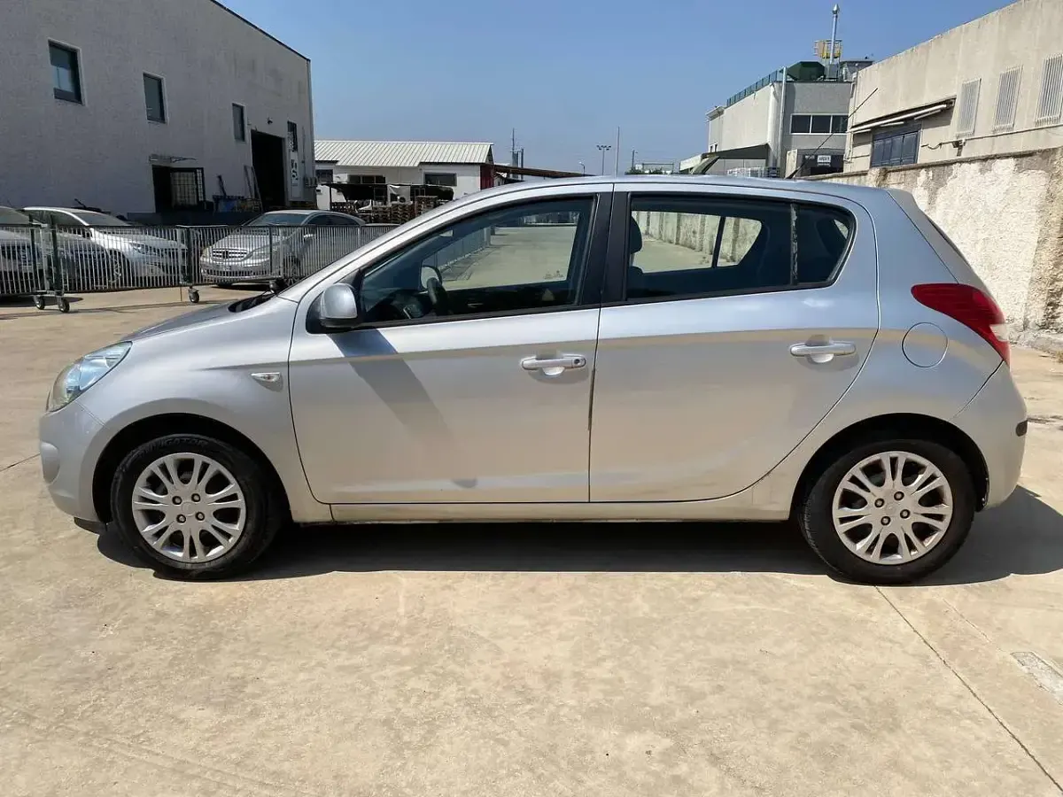 Usata Hyundai i20 Comfort 77 CV (56 kW) 2009 Argento Utilitaria
