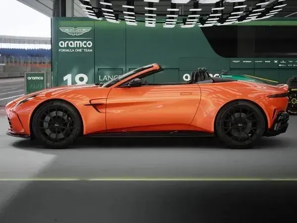 Nuova Aston Martin Vantage 665 CV (489 kW) 2026 Synapse orange Coupé