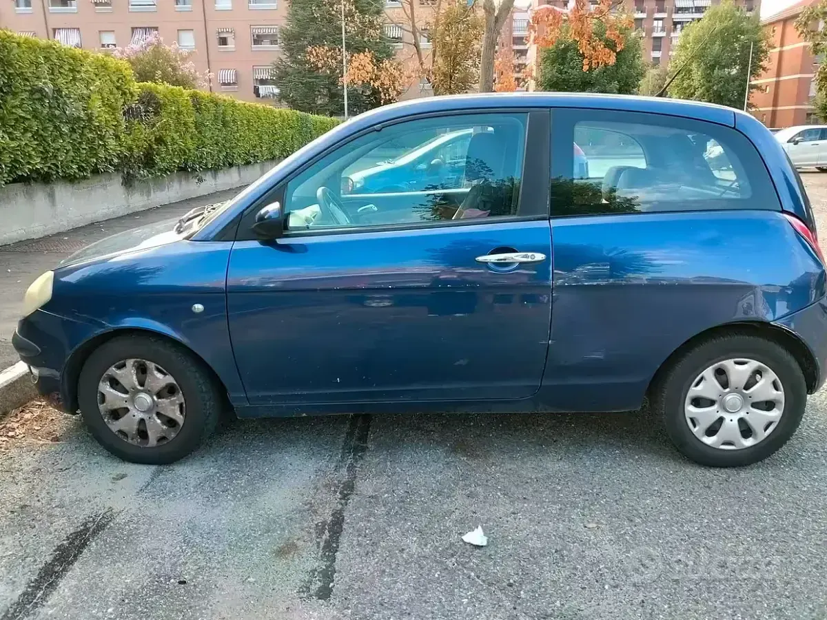 Usata Lancia Ypsilon 80 CV (58 kW) 2004 Bluazzurro Utilitaria