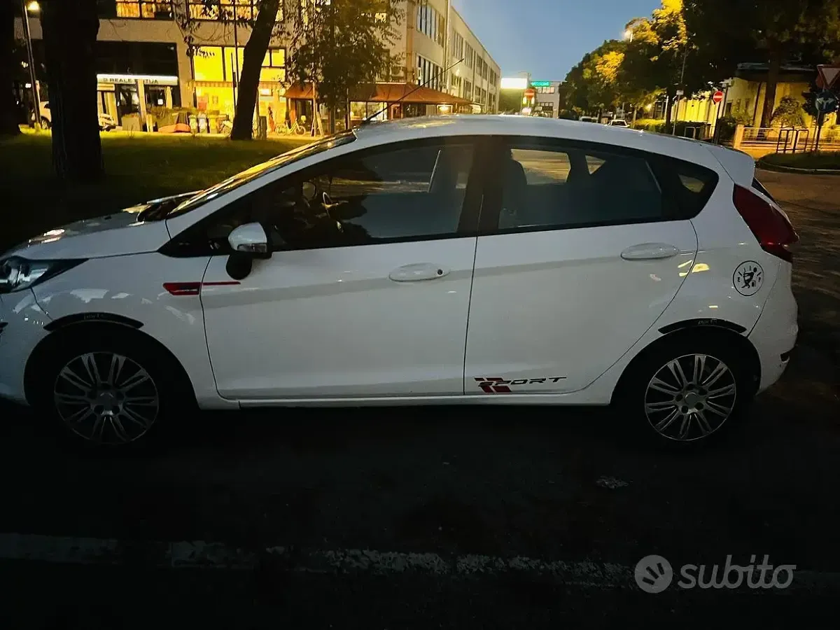 Usata Ford Fiesta 68 CV (50 kW) 2009 Bianco Utilitaria