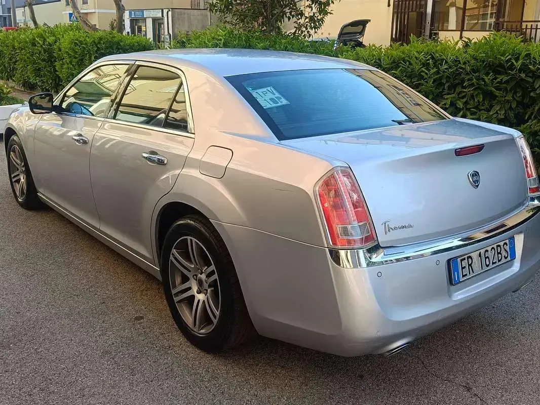 Käytetty Lancia Thema Platinum 239 HP (175 kW) 2013 Hopea Sedan