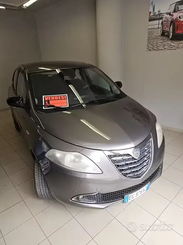 Usata Lancia Ypsilon 69 CV (50 kW) 2012 Grigio Utilitaria
