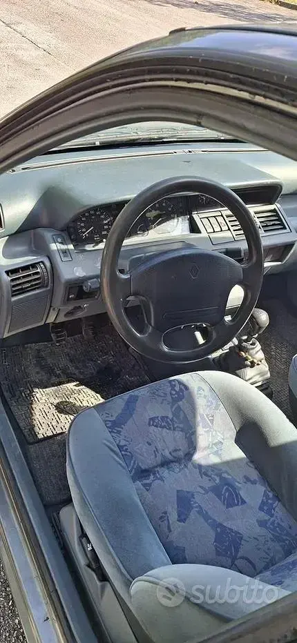 Usata Renault Clio 54 CV (39 kW) 1994 Grigio Utilitaria