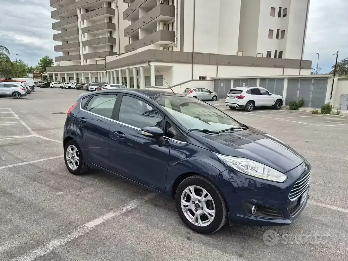 Usata Ford Fiesta Titanium 95 CV (69 kW) 2016 Blu Utilitaria