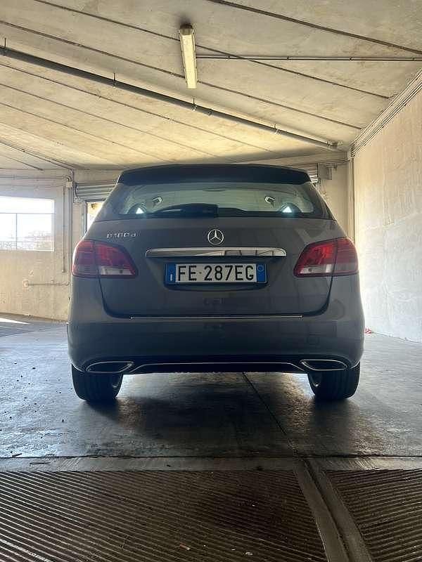 Usata Mercedes B180 109 CV (80 kW) 2016 Grigio Monovolume