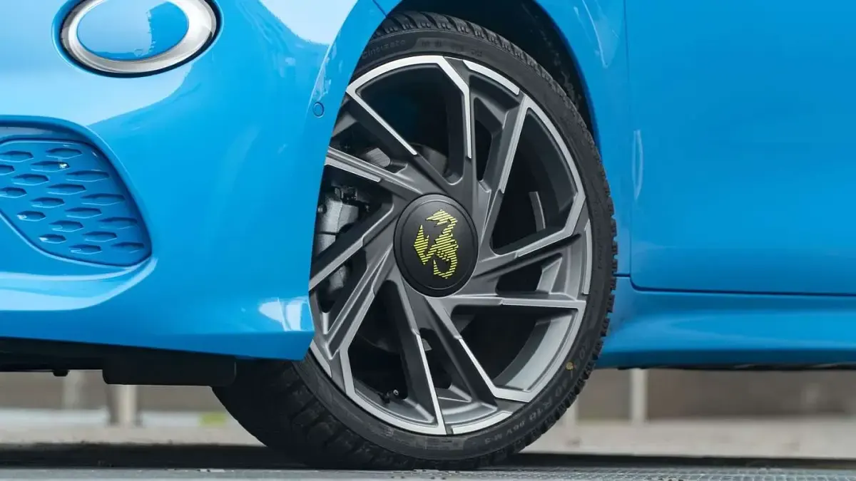 Usata Abarth 500e Scorpionissima 47 kW (64 CV) 2024 Blu/azzurro Utilitaria