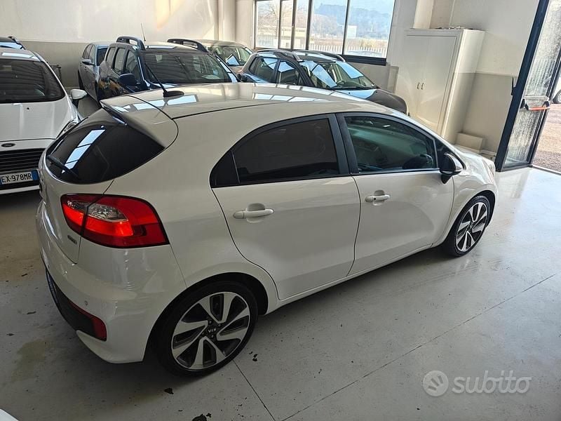 Usata Kia Rio Plus 89 CV (65 kW) 2016 Bianco Berlina