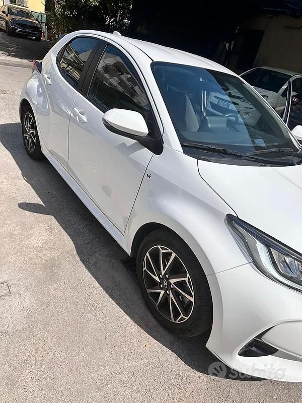 Usata Toyota Yaris Hybrid Trend 92 CV (67 kW) 2022 Bianco Utilitaria