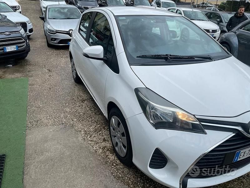 Usata Toyota Yaris Active 69 CV (50 kW) 2015 Bianco Utilitaria